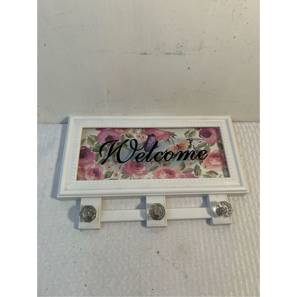 Butterfly Welcome sign with pegs 12"x8"‎